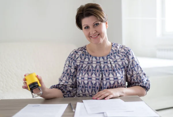 Perempuan individu pengusaha menempatkan segel pada dokumen — Stok Foto