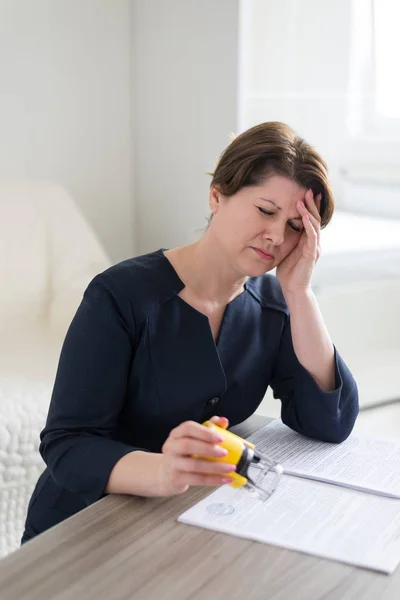 Mujer contable trabajando con dolor de cabeza — Foto de Stock