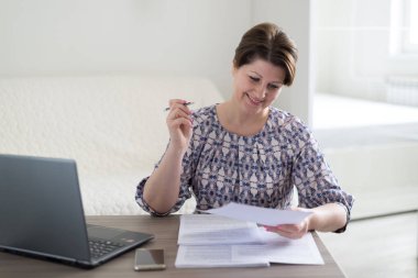 Laptop arıyorum belgeleri ile çalışan kadın