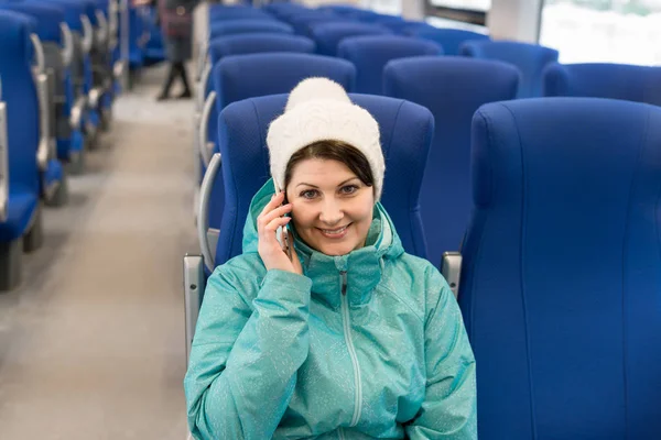 Žena mluví o telefonu ve vlaku — Stock fotografie