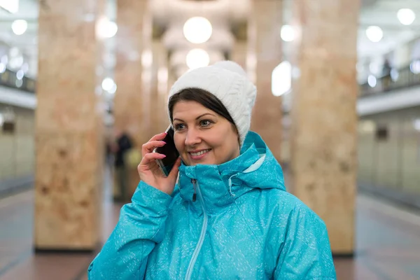 俄罗斯莫斯科地铁电话通话妇女 — 图库照片