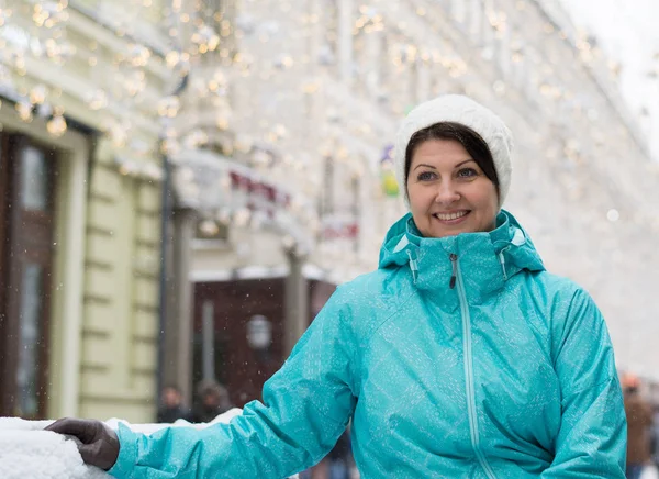 Porträtt av en kvinna på Moskva gata på vintern i Ryssland. — Stockfoto