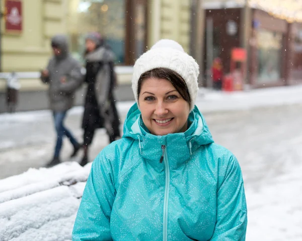 Porträtt av en kvinna på Moskva gata på vintern i Ryssland. — Stockfoto