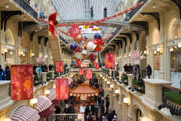 Moscú, Rusia - 11 de febrero de 2018. Decoración festiva para Año Nuevo Chino en tienda Goma de mascar — Foto de Stock