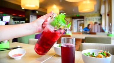 Teen meyve naneli limonata kafede cam içine dökülen