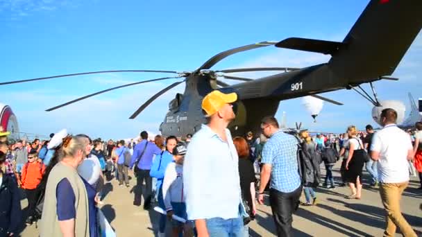 Zhukovsky, Rusia - 24 de julio. 2017. Helicóptero ruso de transporte pesado multiuso Mi 26 en la feria aeroespacial internacional MAKS 2017 — Vídeos de Stock