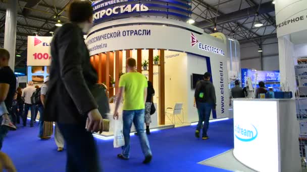 Zhukovsky, Rusland - 22. juli. I 2017. Metallurgisk plante Elektrostal på Space Salon MAKS-2017 – Stock-video