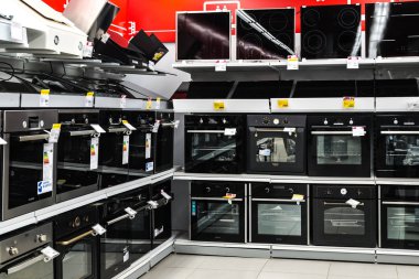 Moskova, Rusya - 20 Şubat 2018. Elektrikli fırınlar ve ocaklar elektronik Eldorado depolamak