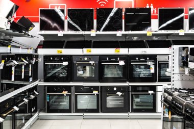 Moskova, Rusya - 20 Şubat 2018. Elektrikli fırınlar ve ocaklar elektronik Eldorado depolamak