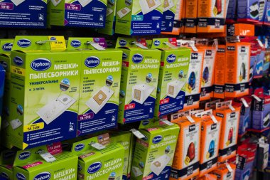 Moskova, Rusya - 20 Şubat 2018. Tek kullanımlık elektronik süpürge torbası Eldorado depolamak