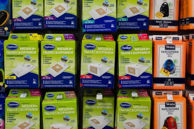 Moskova, Rusya - 20 Şubat 2018. Tek kullanımlık elektronik süpürge torbası Eldorado depolamak