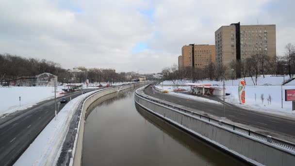 Moskova, Rusya - 20 Şubat 2018. bentleri Yauza Nehri'nin üzerinde trafik — Stok video