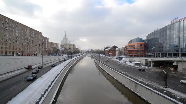 Moskova, Rusya - 20 Şubat 2018. bentleri Yauza Nehri'nin üzerinde trafik — Stok video