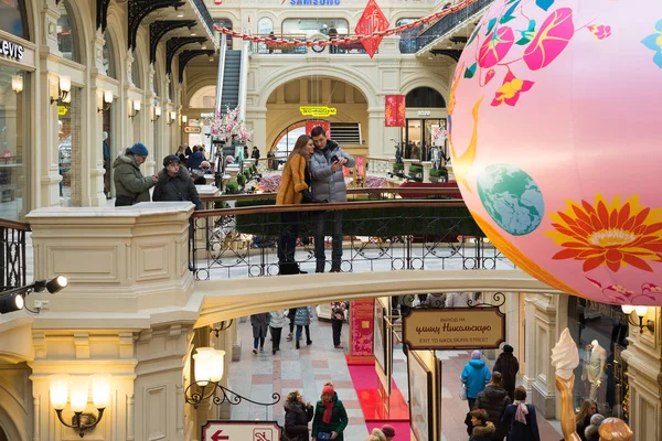 Moscú, Rusia - 11 de febrero de 2018. Interior de tienda Goma de mascar con decoraciones de Año Nuevo — Foto de Stock