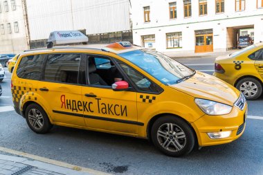 Moscow, Rusya Federasyonu - 24 Temmuz. 2017. prospekt Mira sokak gitmek taksi Şirket Yandex