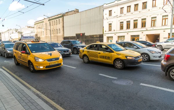 モスクワ, ロシア連邦 - 7 月 24 日。2017 タクシー会社 Yandex とユーバー プロスペクト ミーラ通りに行く。 — ストック写真