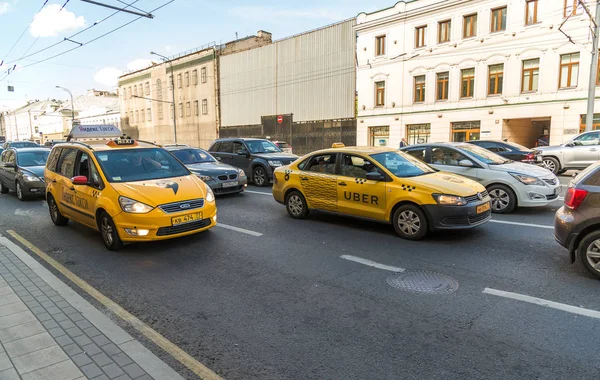 Moscow, Rusya Federasyonu - 24 Temmuz. 2017. taksi Şirket Yandex ve Uber git prospekt Mira sokak