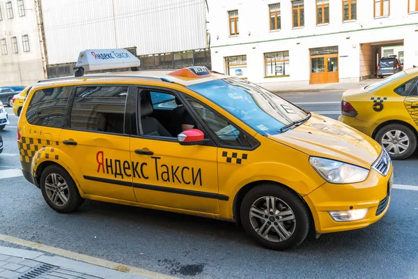 Москва, Россия - 24 июля. 2017 год. Такси компании Яндекс идут по проспекту Мира — стоковое фото