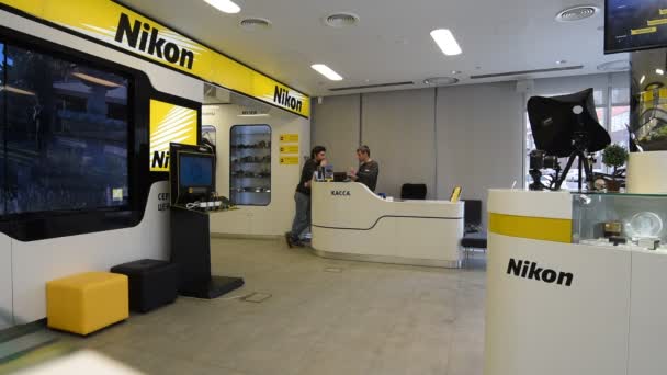 Moscú, Rusia - 24 de febrero de 2018. tienda de Nikon en el segundo carril Syromyatnichesky — Vídeos de Stock