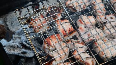 Barbekü domuz eti ızgarada pişmiş