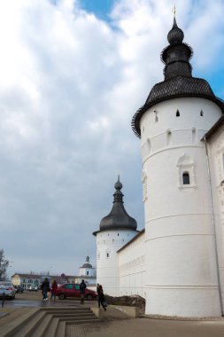 Rostov Veliky, Rusya Federasyonu - Mart 30.2016. Odigitrievskaya Kulesi ve kale duvarına Kremlin