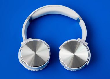 mavi zemin üzerine beyaz kablosuz bluetooth kulaklık