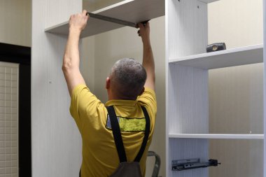 Usta bir gardırop dairede yükler.