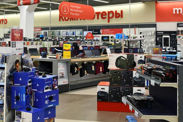 ヒムキ, ロシア連邦 - 3 月 8 日。2018。 ショッピング センター リーグのショップ Mvideo の中 — ストック写真