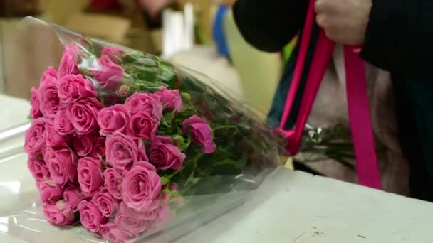 Fita de gravata florista em um buquê de rosas rosa — Vídeo de Stock