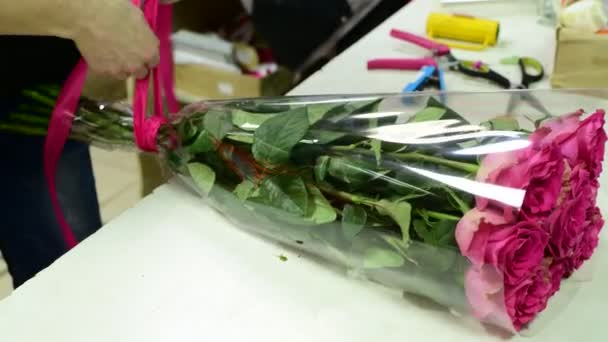 Florist tie ribbon on a bouquet of pink roses — Stock Video