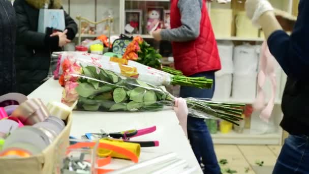 Moscú, Rusia - 11 de marzo. 2018. Floristería para empacar ramo de rosas en base de flores en Leninsky Prospekt . — Vídeo de stock