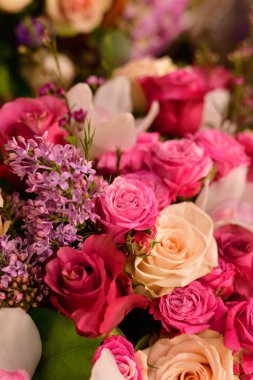 Leylak çiçekleri ve güller farklı yakın çekim