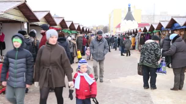 Dmitrov, Rusia - 10 de marzo. 2018. venta de ropa en el mercado central en zona de comercio — Vídeos de Stock