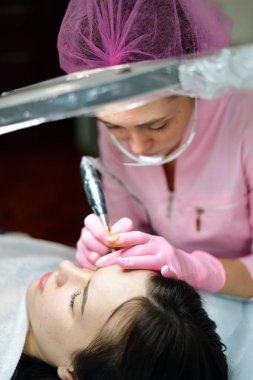 kaşları makine renklendirme işi doktor güzellik uzmanı