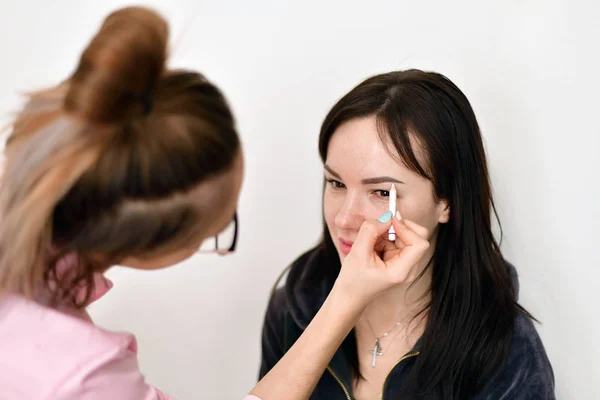 Maquillaje artista pinta cejas para niña —  Fotos de Stock