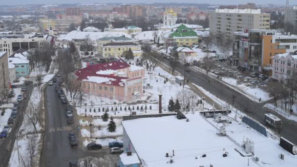 Dmitrov, Rusia - 10 de marzo. 2018. Vista desde arriba en la calle soviética y post en el centro de la ciudad — Vídeos de Stock