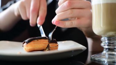 Bıçak ve çatal ile pasta yeme teen