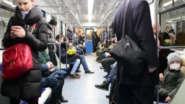 Moskova, Rusya - 17 Mart. 2018. insanlar metro arabaya binmek