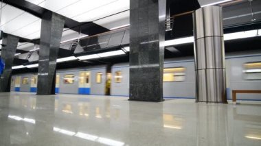Moskova, Rusya - 17 Mart. 2018. tren metro istasyonu Petrovskiy Parkı geliyor