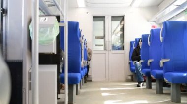 insanlar üzerinde modern Elektrikli tren gider