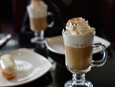 kahve krem şanti ve pasta bir kafede masada