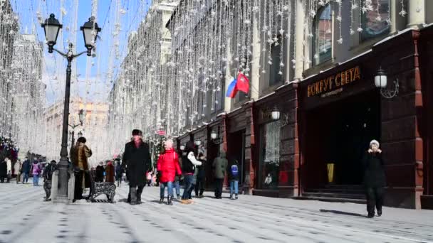 Москва, Россия - 17 марта. 2018 год. Большая Никитская - пешеходная улица в центре Москвы — стоковое видео