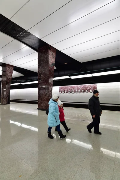 Moscou, Russie - 17 mars. 2018. les gens vont à la station de métro Horoshevskaya — Photo