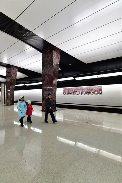 Moscú, Rusia - 17 de marzo. 2018. la gente va a la estación de metro Horoshevskaya — Foto de Stock