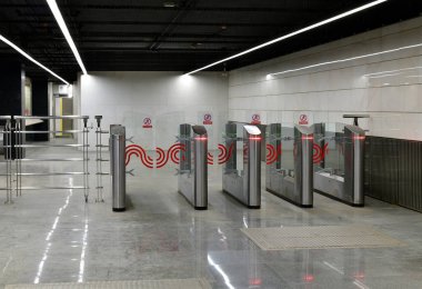 Moskova, Rusya - 17 Mart. 2018. turnike metro girişinde Petrovskiy Parkı İstasyonu
