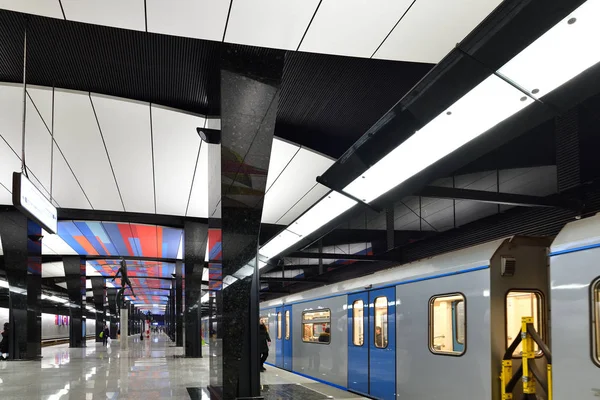 Moscou, Rússia - 17 de março. 2018. trem está chegando à estação de metrô CSKA — Fotografia de Stock