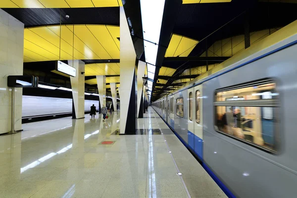 Moscou, Rússia - 17 de março. 2018. Comboio na nova estação de metro Shelepiha — Fotografia de Stock