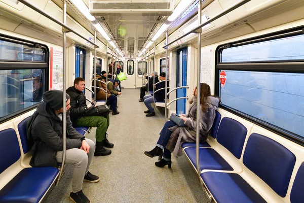 Moscow, Oroszország - március 17. 2018. emberek útra metró kocsiban — Stock Fotó