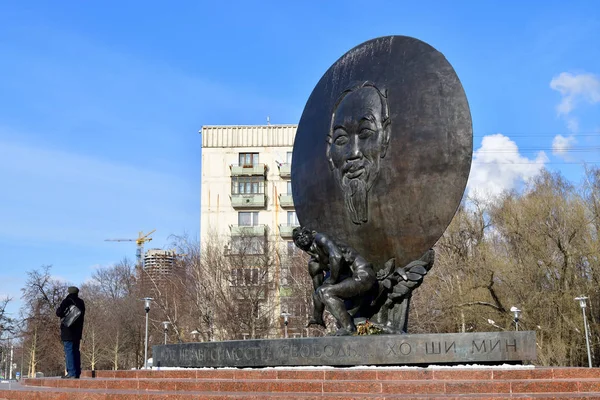 Moscow, Oroszország - március 17. 2018. a Ho Chi Minh - Vietnam elnöke - emlékmű Akademicheskaya metró állomás közelében — Stock Fotó