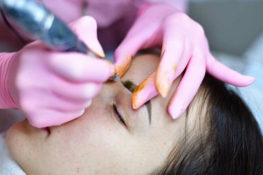 Asıl kaş dövmeleri genç kız için yapar.